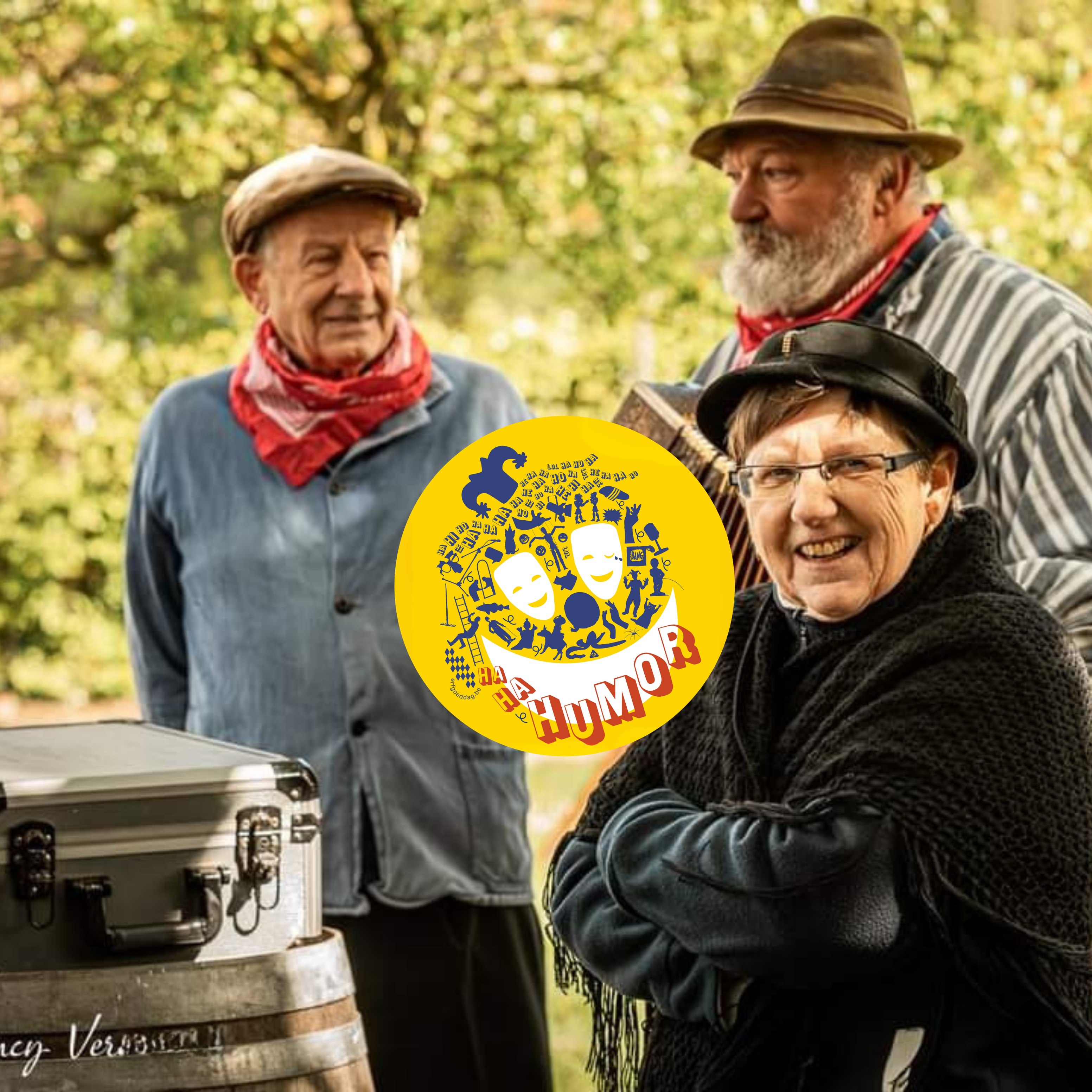 Foto streekmuseum, lachende mensen in traditionele outfits