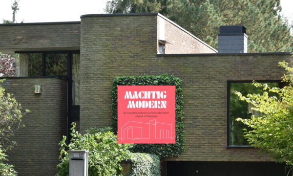 Modernistische woning in het groen met podcastcover Machtig Modern