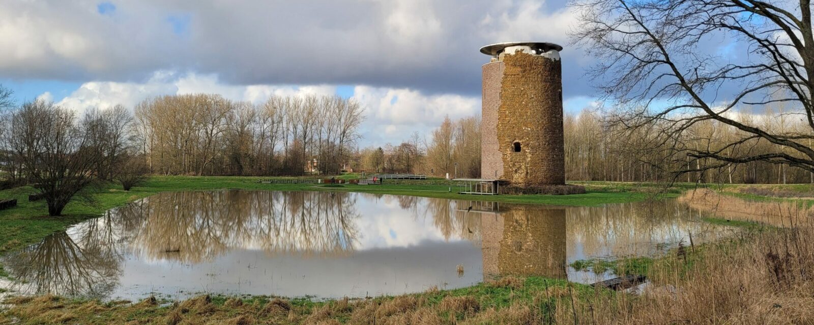 een van de topmonumenten van het merode gebied: de 14de-eeuwse Maagdentoren